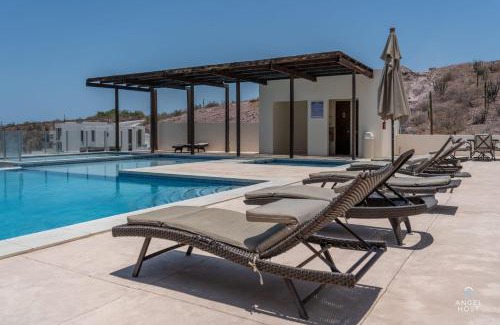 La Paz Casa | Steps to Tennis and the Beach Shared Pool and Gym
