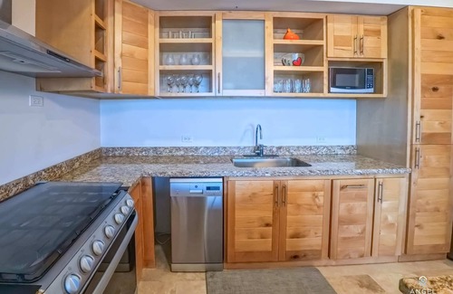 La Paz Condominio | Steps to Tennis and the Beach, Shared Pool and Gym
