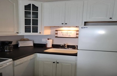 McCutcheon Field Condominio | Steps to the Beach! Just “Wait-N-Sea” what this condo has to offer!