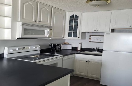 McCutcheon Field Condominio | Steps to the Beach! Just “Wait-N-Sea” what this condo has to offer!