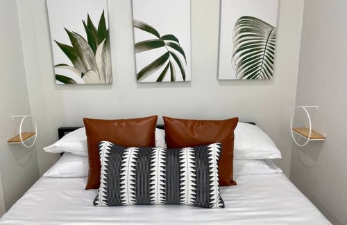 Huntington Beach Cama Y Desayuno | Steps to the Beach, Main St & Pacific City - 2BR