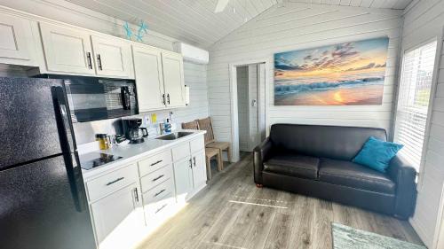 Crystal Beach Casa | Steps to The Beach -Family Friendly -Sleeps 6