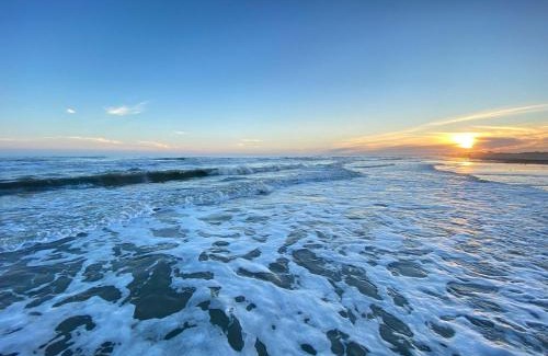 Crystal Beach Casa | Steps to The Beach -Family Friendly -Sleeps 6