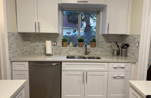 Deerfield Beach Cabaña | Steps to the Beach 3 Bdr/ 2 kitchens, great backyard!