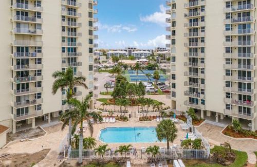 South Island Apartamento | Steps to the Beach, Heated Pool, Tennis, Shuffleboard - Condo Seaside Sanctuary - Roelens