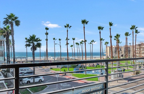 Imperial Beach Condominio | Steps to the Beach, Ocean Views,,View deck with outdoor Kitchen,and fireplace