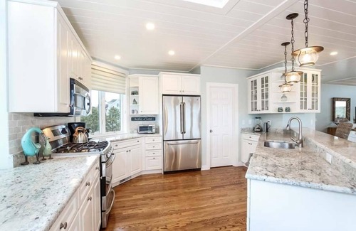 Mashpee Casa | Steps to the beach from in a seaside gated community rental home. RPMS030
