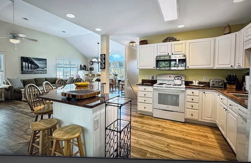 Lewes Casa | Pasos de la playa, en codiciados Cabo Shores con Pier Privado