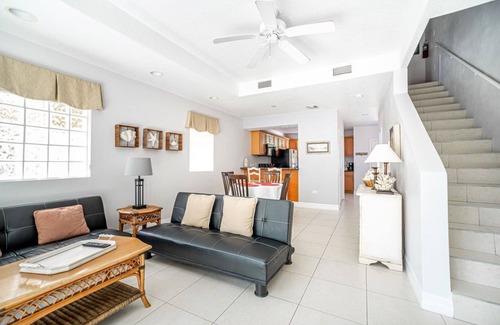 Bodden Town Condominio | Steps to the Beach! 2bed/2.5bath condo - Seabreeze Villas
