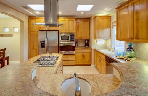 South Mission Beach Casa | Steps to the boardwalk & beach with AC, WiFi, spacious deck, prime location