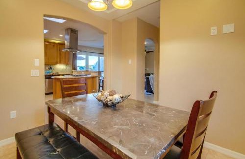 South Mission Beach Casa | Steps to the boardwalk & beach with AC, WiFi, spacious deck, prime location