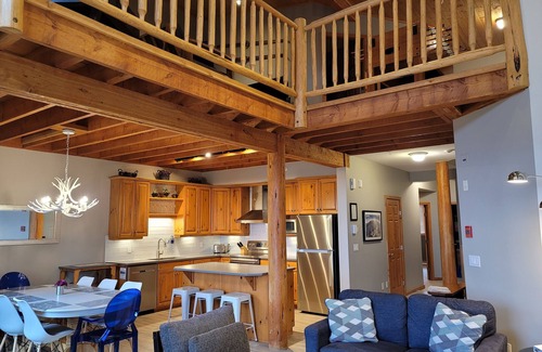 Big White Ski Resort Chalet De Esquí | Pasos para la silla bala y el pueblo! La mejor ubicación y bañera de hidromasaje privada!