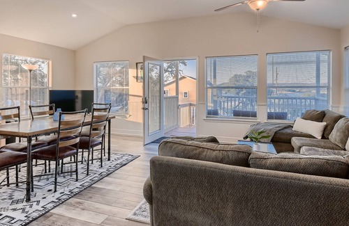 Hudson Bend Casa | Steps to the Lake with Private Hot Tub, Stunning Sunsets