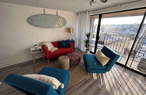 Carolina Beach Condominio | Steps to the Sand · Boardwalk Retreat with Private Beach Access + Elevator