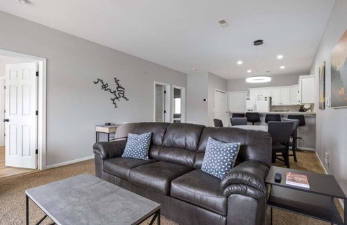 Camdenton Condominio | Steps to Water, Serene View, Updated Condo Family Fun w/ 3 Pools in Camdenton
