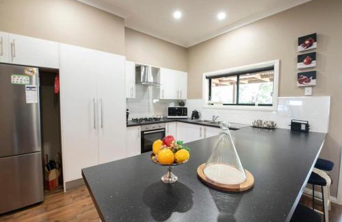 Dubbo Casa | Sterling House Spacious Deck BBQ Pet Friendly