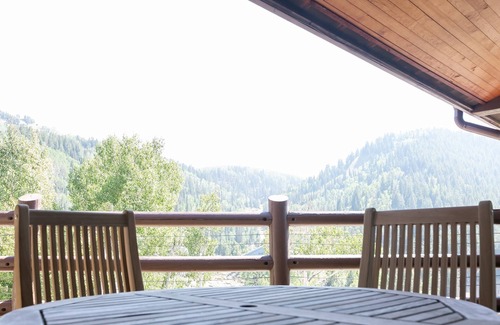 Deer Valley Casa | Sterling Studio Hotel Room by Redawning
