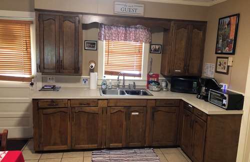 Breaux Bridge Casa | Steve & Katie Riley Guest House, Breaux Bridge, 2 Bd, 1. 5 Ba Artists ¡Bienvenidos!