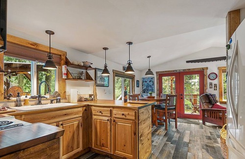 Lime Kiln Cabina | Steven's River Cabin - hot tub-beach-fireplace