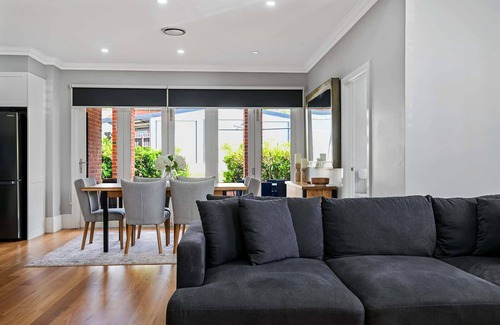 Bathurst Casa | Stewart Retreat - Central, Contemporary Heritage Fusion