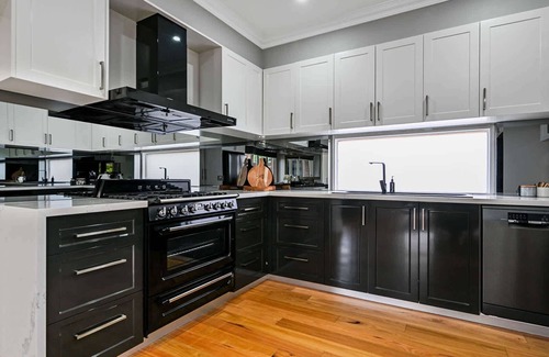 Bathurst Casa | Stewart Retreat - Central, Contemporary Heritage Fusion