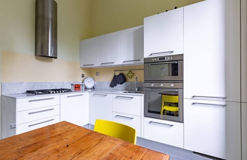 Careggi Rifredi Apartamento | Stibbert & Statuto Elegant Flat with Balcony