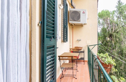 Careggi Rifredi Apartamento | Stibbert & Statuto Elegant Flat with Balcony