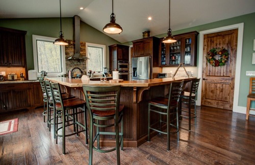 Laurel Ridge Casa | Sticks & Stones: NUEVA construcción, elegantemente decorada, bañera de hidromasaje, 2 cubiertas, ¡toneladas de privacidad!