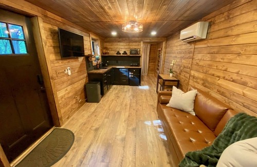 Greenville - Spartanburg Cabina | Sticks & Twine great cabin on a working farm on Paris Mountain close to it all