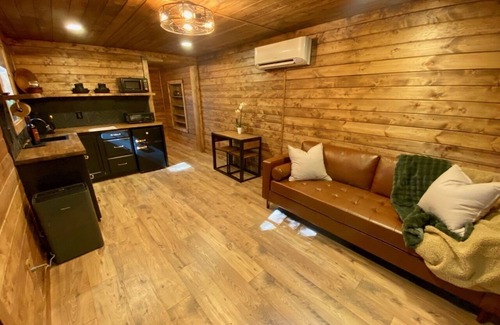 Greenville - Spartanburg Cabina | Sticks & Twine great cabin on a working farm on Paris Mountain close to it all