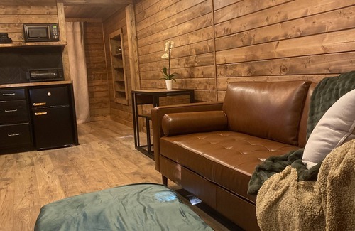Greenville - Spartanburg Cabina | Sticks & Twine great cabin on a working farm on Paris Mountain close to it all