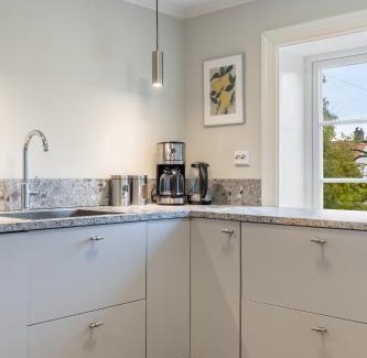 Arendal Apartamento | Stilfull bolig med 4 soverom - nær Arendal sentrum med parkering