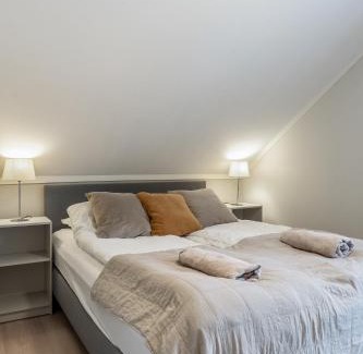 Arendal Apartamento | Stilfull bolig med 4 soverom - nær Arendal sentrum med parkering