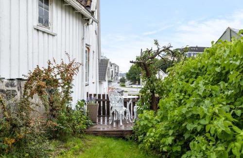 Arendal Apartamento | Stilfull bolig med 4 soverom - nær Arendal sentrum med parkering