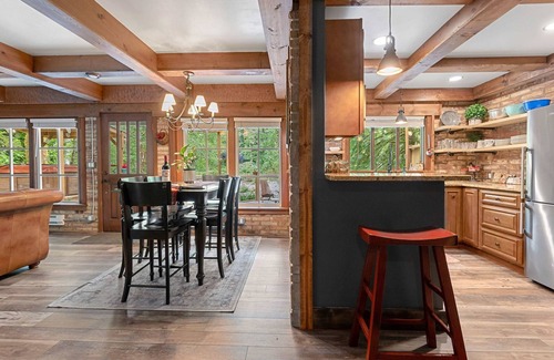Verlot Cabina | Stilly River Haus - Hot tub - Firepit - Fireplace