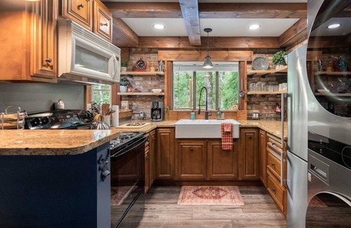 Verlot Cabina | Stilly River Haus - Hot tub - Firepit - Fireplace