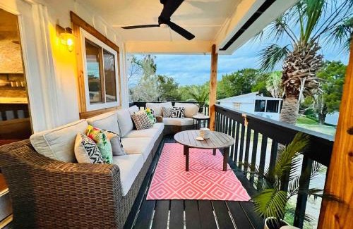 Crystal River Casa | Stilted 2BR canal home, full kitchen, yard, pets!