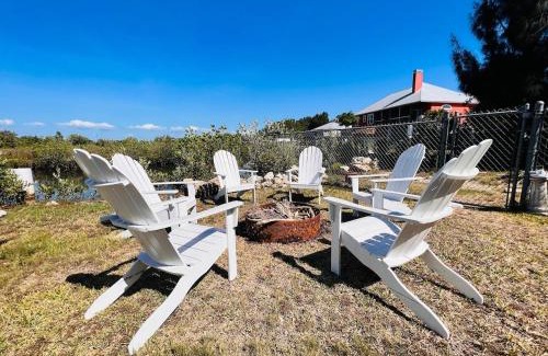 Crystal River Casa | Stilted 2BR canal home, full kitchen, yard, pets!