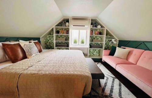 Crystal River Casa | Stilted 2BR canal home, full kitchen, yard, pets!