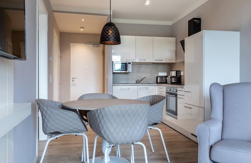 Alt-Travemunde/Ronnau Apartamento | Stilvolles Apartment mit Loggia, Wunderschönem Parkblick und Hauseigenem SPA
