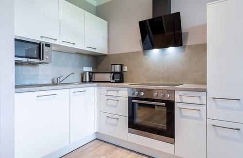 Alt-Travemunde/Ronnau Apartamento | Stilvolles Apartment mit Loggia, Wunderschönem Parkblick und Hauseigenem SPA