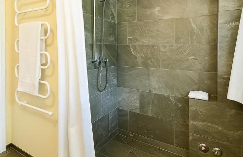 Vals Apartamento | Stilvolle Dachwohnung für 4 im Thermenort Vals