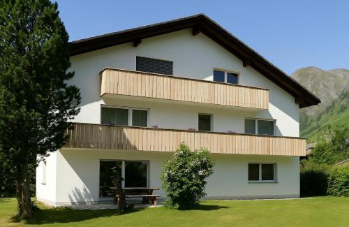 Vals Apartamento | Stilvolle Dachwohnung für 4 im Thermenort Vals