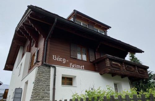 Saas-Fee Chalet De Esquí | Stilvolle grosszügige 7.5 Zi Maisonette Wohnung 10 Pers