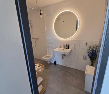 Kirchrode-Bemerode-Wulferode Apartamento | Stilvolle Neubauwohnung mit Balkon&WLAN