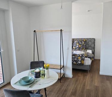 Kirchrode-Bemerode-Wulferode Apartamento | Stilvolle Neubauwohnung mit Balkon&WLAN