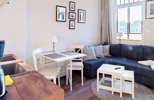 Warnemuende Apartamento | Stilvolle Suite mit zwei Zimmern am Kirchplatz