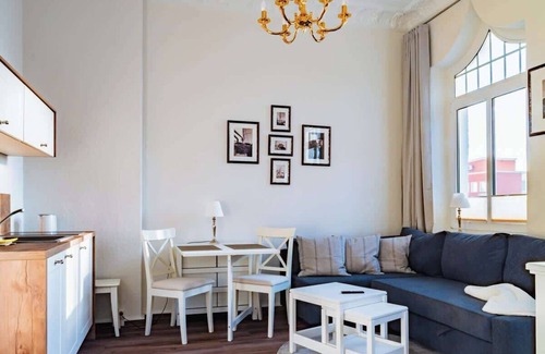 Warnemuende Apartamento | Stilvolle Suite mit zwei Zimmern am Kirchplatz