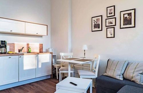 Warnemuende Apartamento | Stilvolle Suite mit zwei Zimmern am Kirchplatz