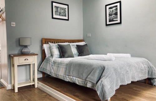 Dinas Apartamento | Stiwdio Eithinog